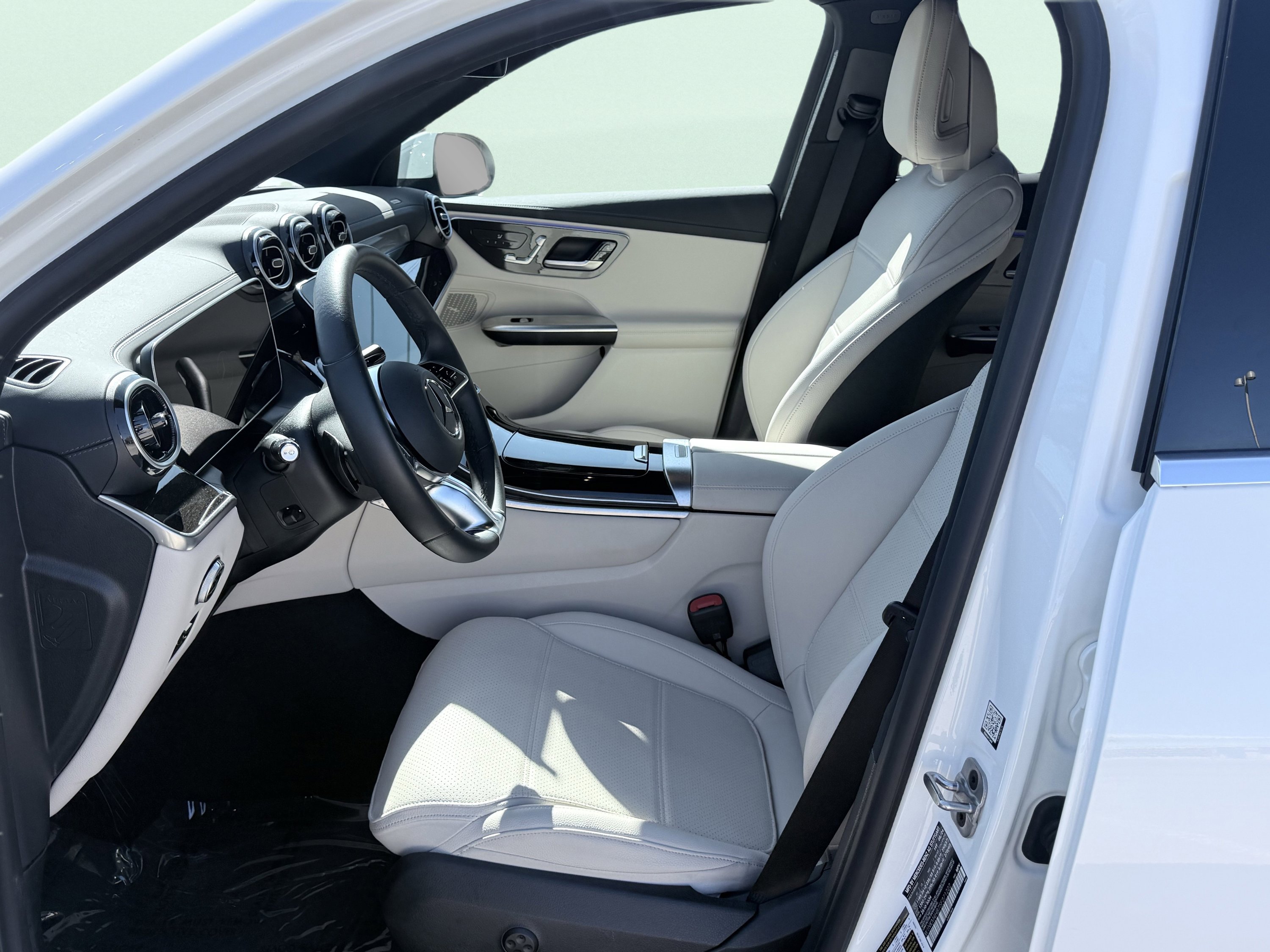 Used 2025 Mercedes-Benz GLC 300 4MATIC image 27