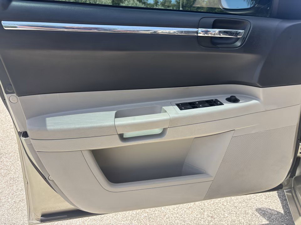 Used 2006 Chrysler 300 Touring RWD image 29