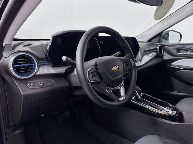 Used 2025 Chevrolet Trax LT w/ LT Convenience Package image 9