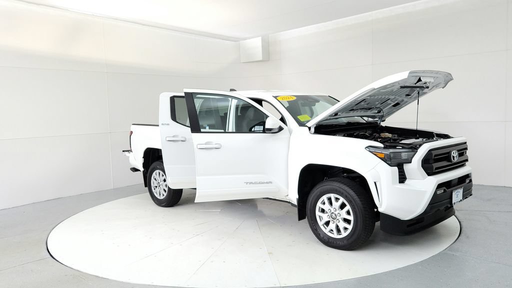 Certified 2024 Toyota Tacoma SR5 AWD/4WD image 12