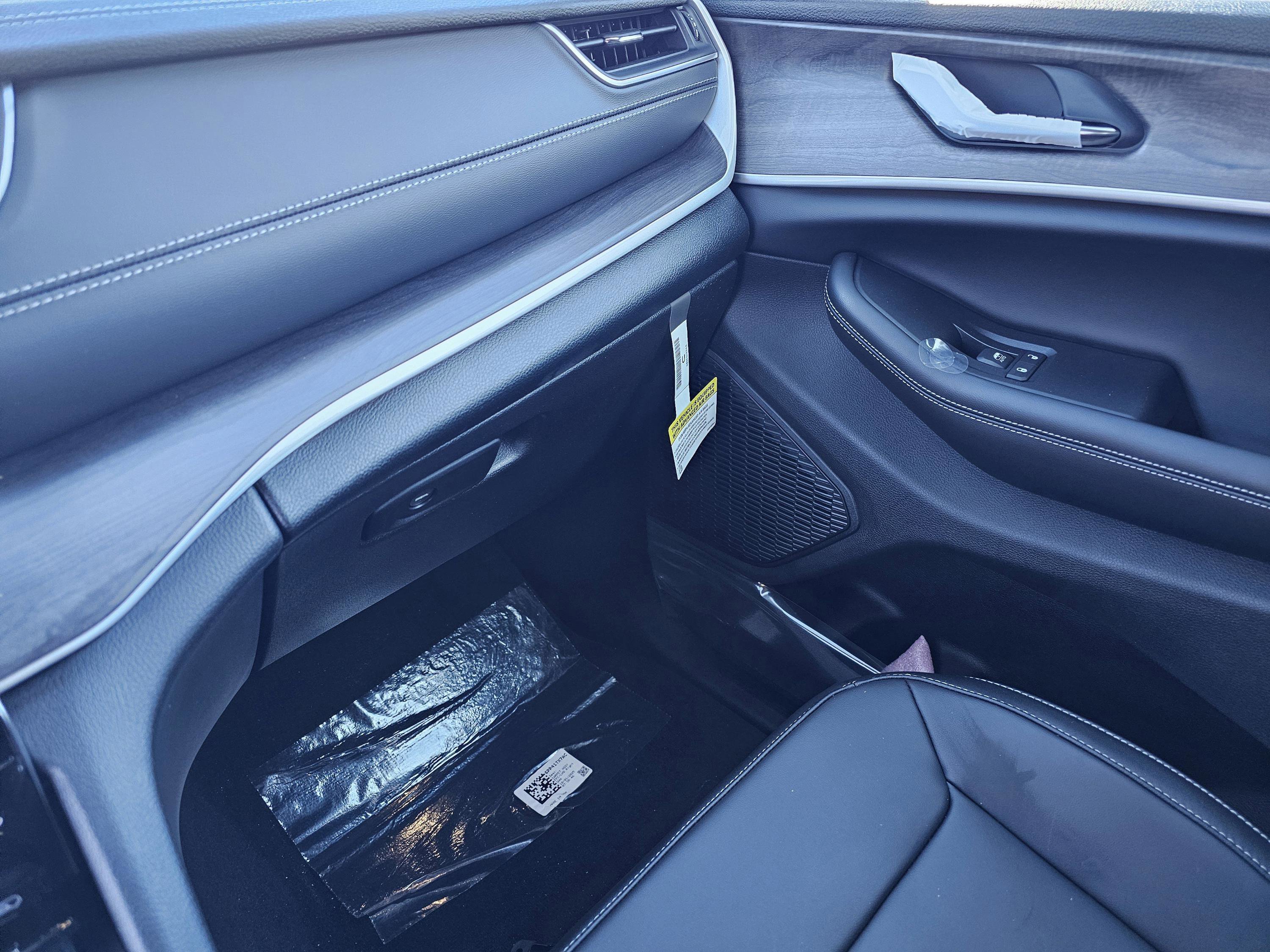 New 2025 Jeep Grand Cherokee L Limited w/ Black Appearance Package image 27