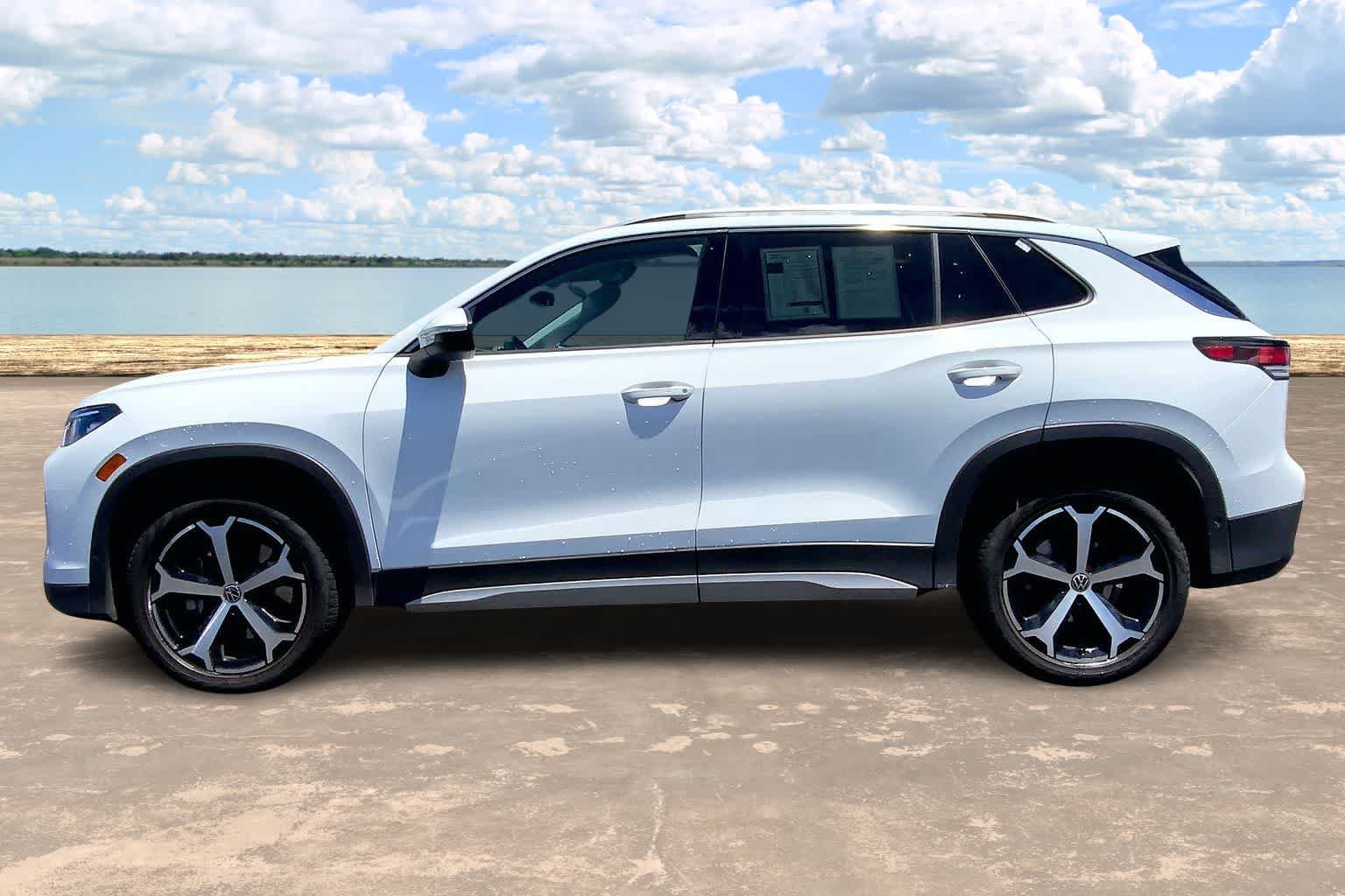 Certified 2025 Volkswagen Tiguan SE AWD/4WD image 3