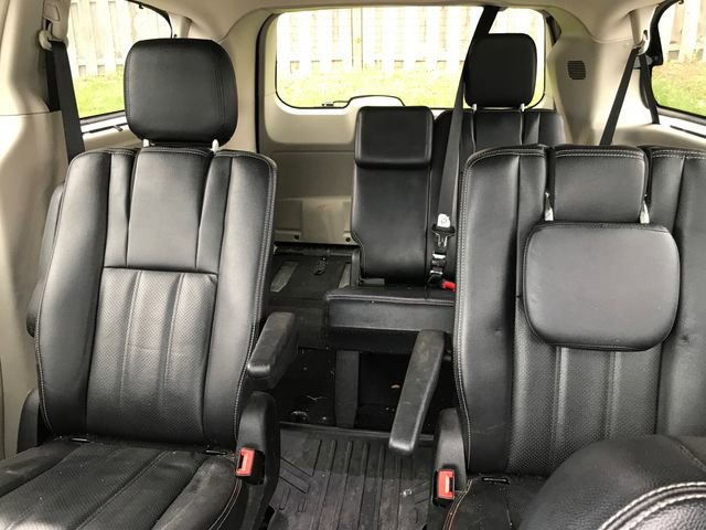 Used 2014 Chrysler Town & Country Touring w/ Driver Convenience Group image 8