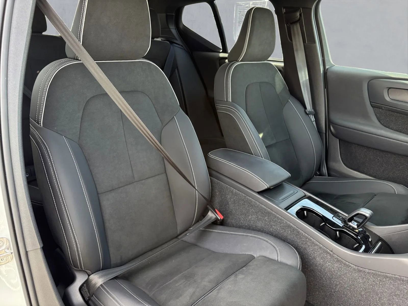 Used 2023 Volvo XC40 Recharge Plus image 23