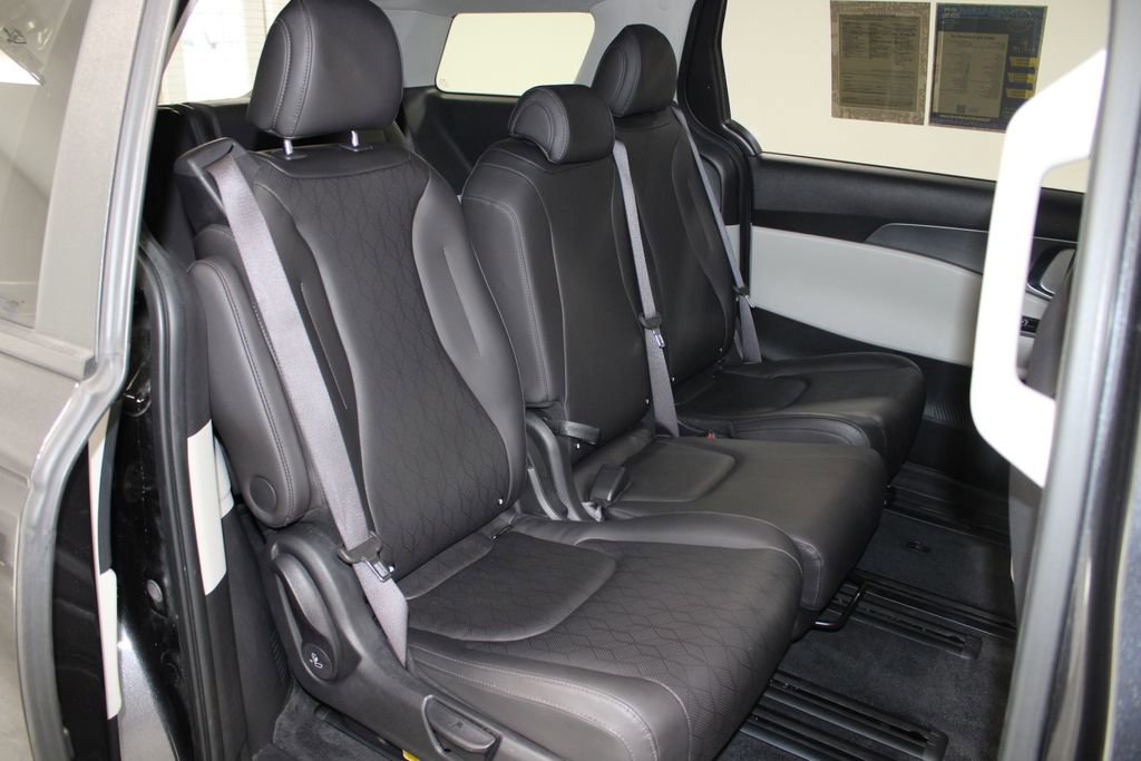 Used 2024 Kia Carnival LX image 31
