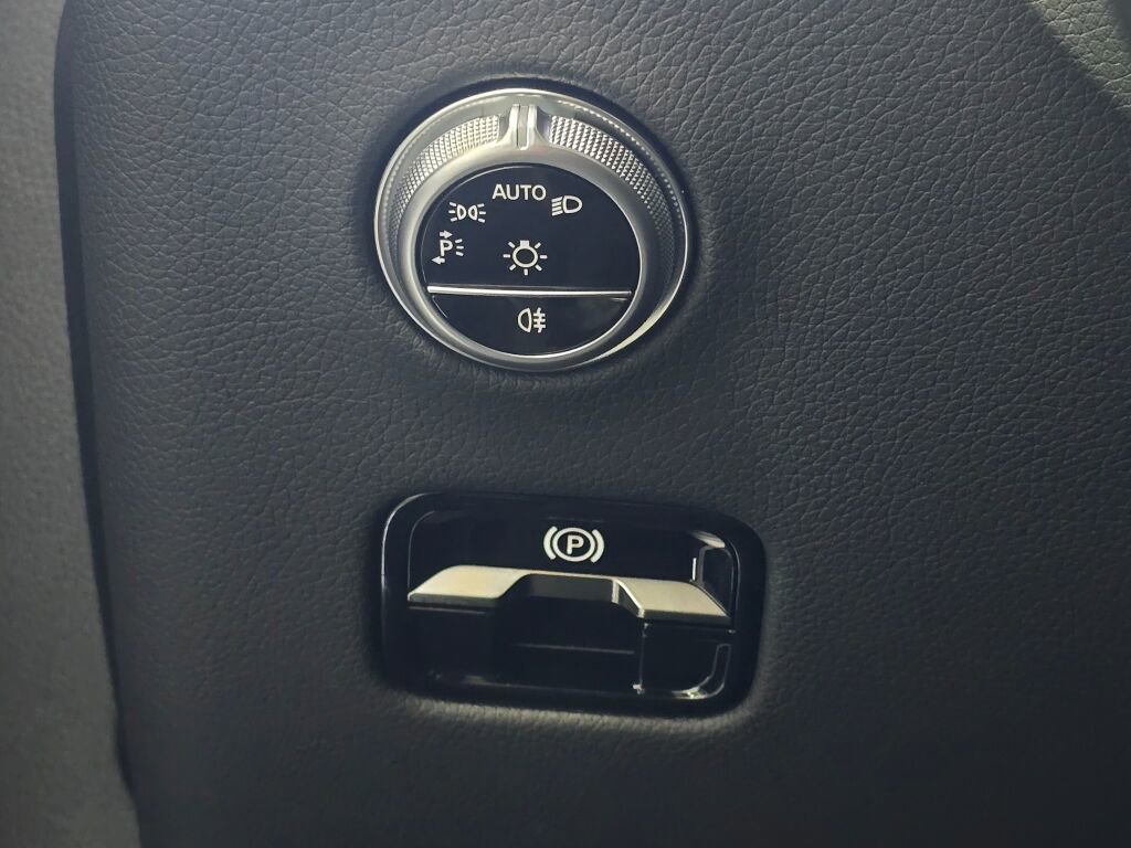 Used 2025 Mercedes-Benz GLC 43 AMG 4MATIC Coupe image 38