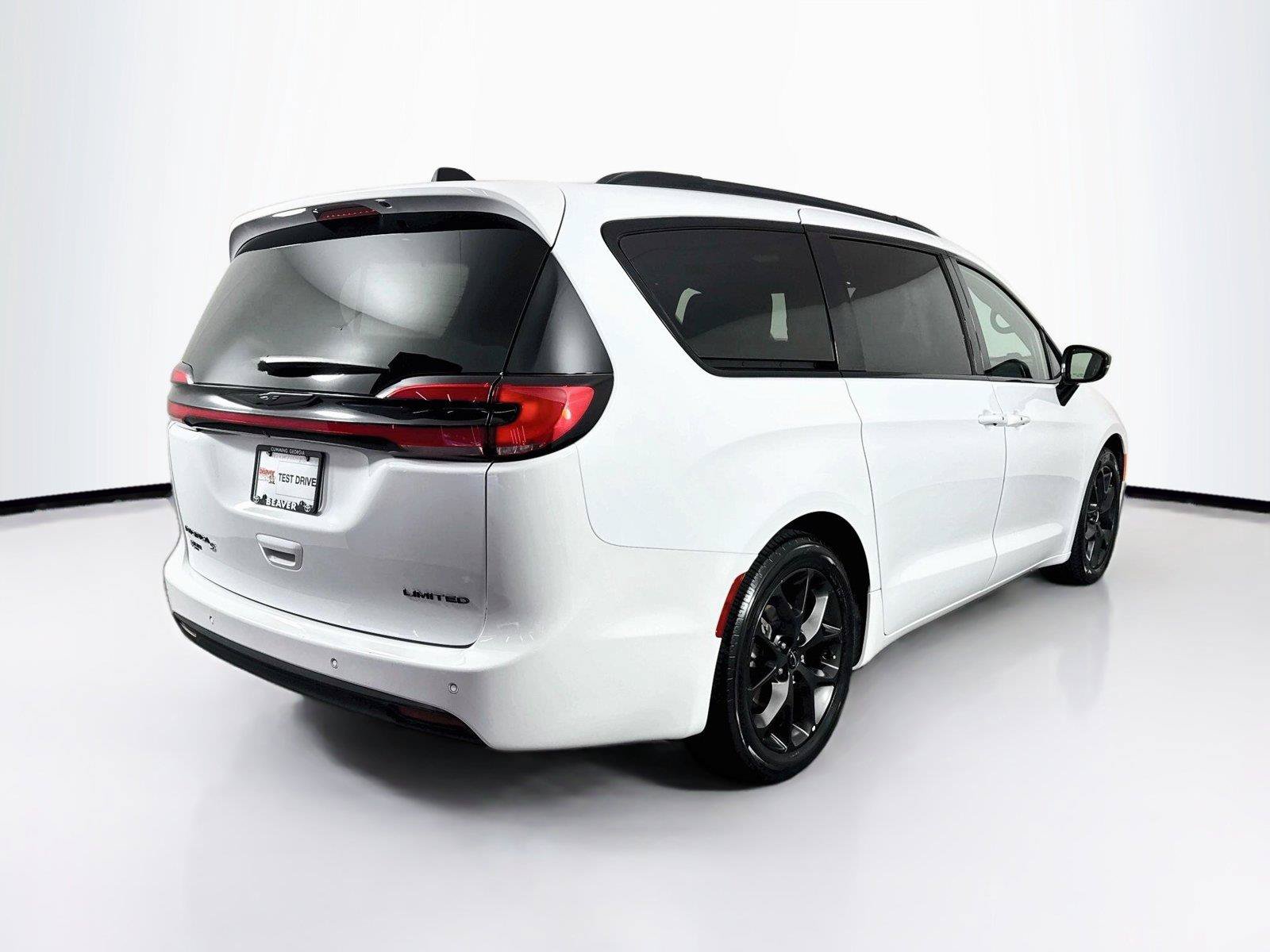 Used 2025 Chrysler Pacifica Limited FWD image 2