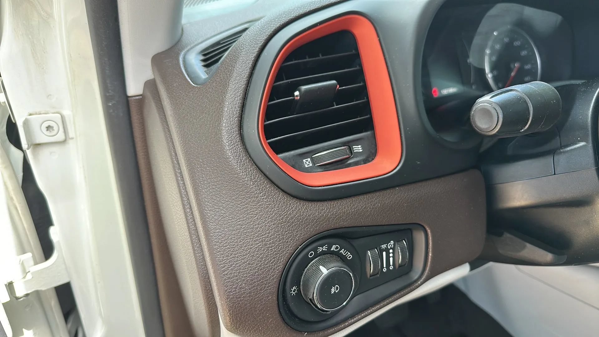 Used 2016 Jeep Renegade Latitude w/ Safety & Security Group FWD image 33