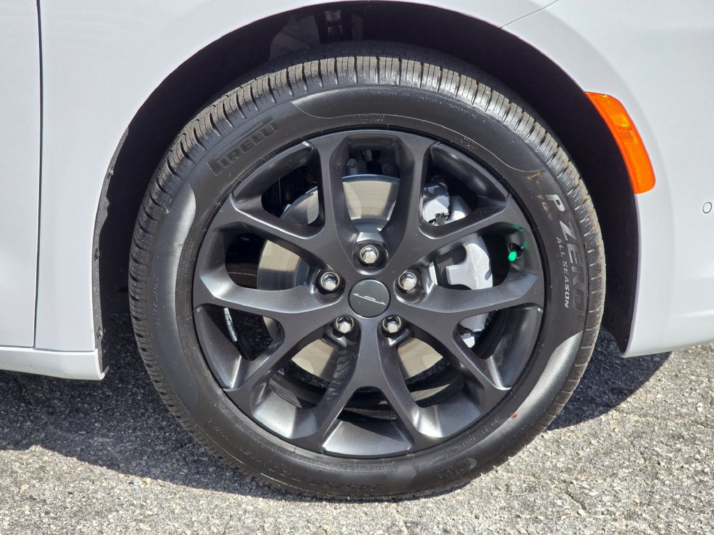 New 2027 Chrysler Pacifica Limited AWD/4WD image 15
