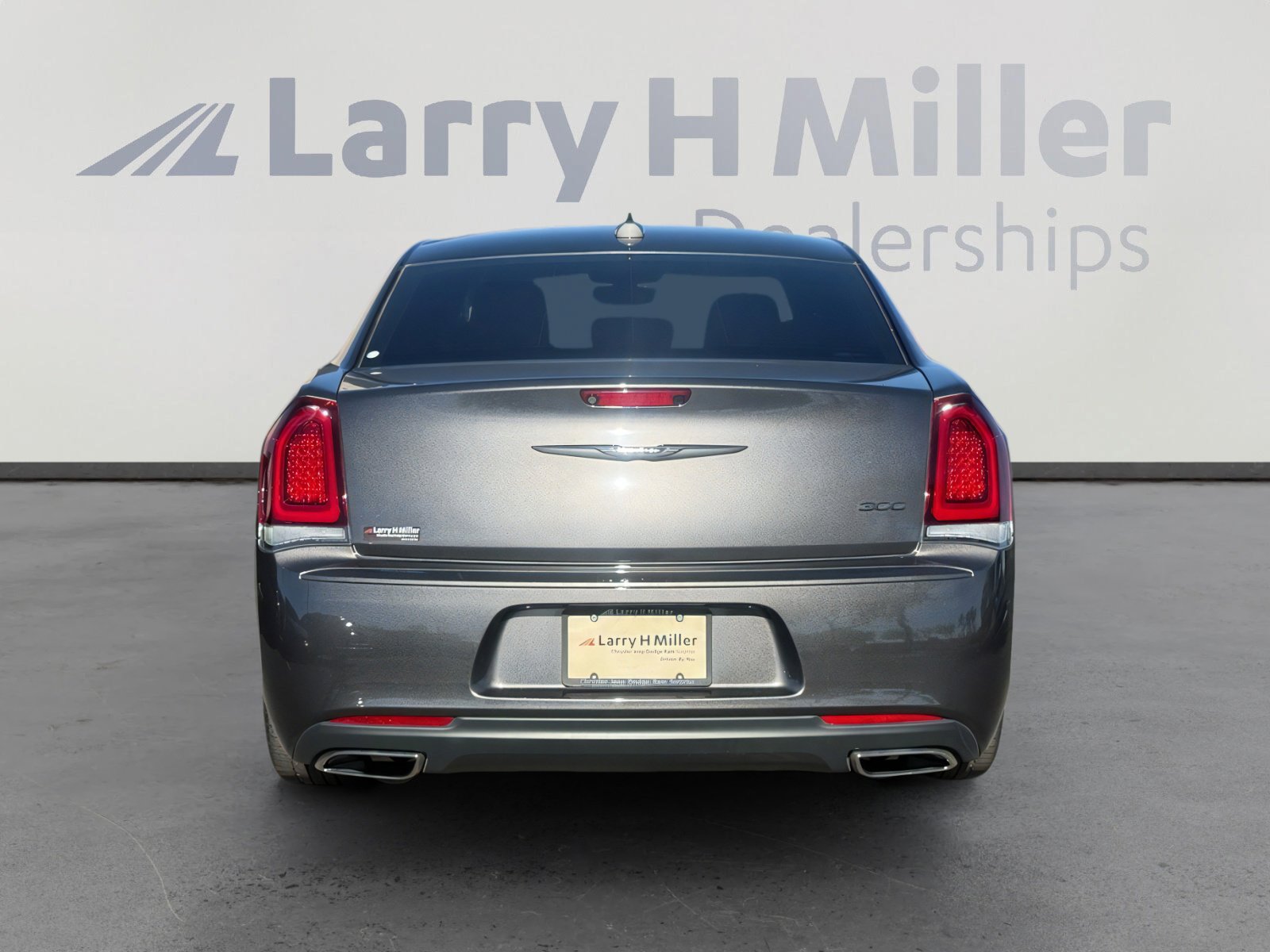 Used 2023 Chrysler 300 Touring w/ Sport Appearance Package image 5
