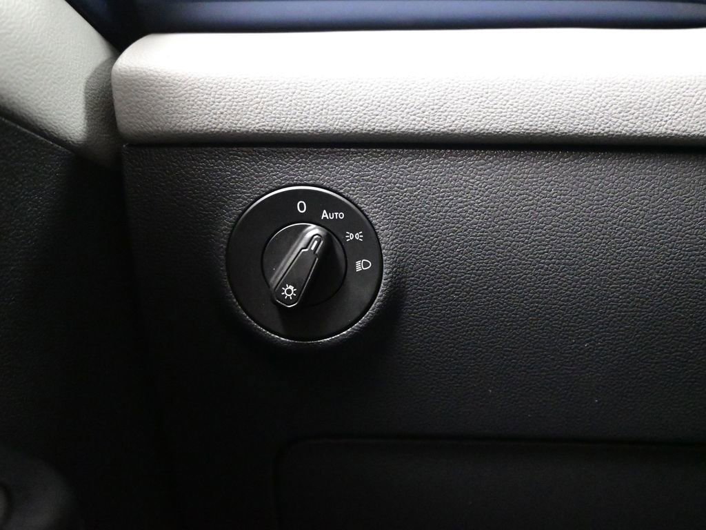 Used 2023 Volkswagen Taos SE w/ Panoramic Sunroof Package image 17