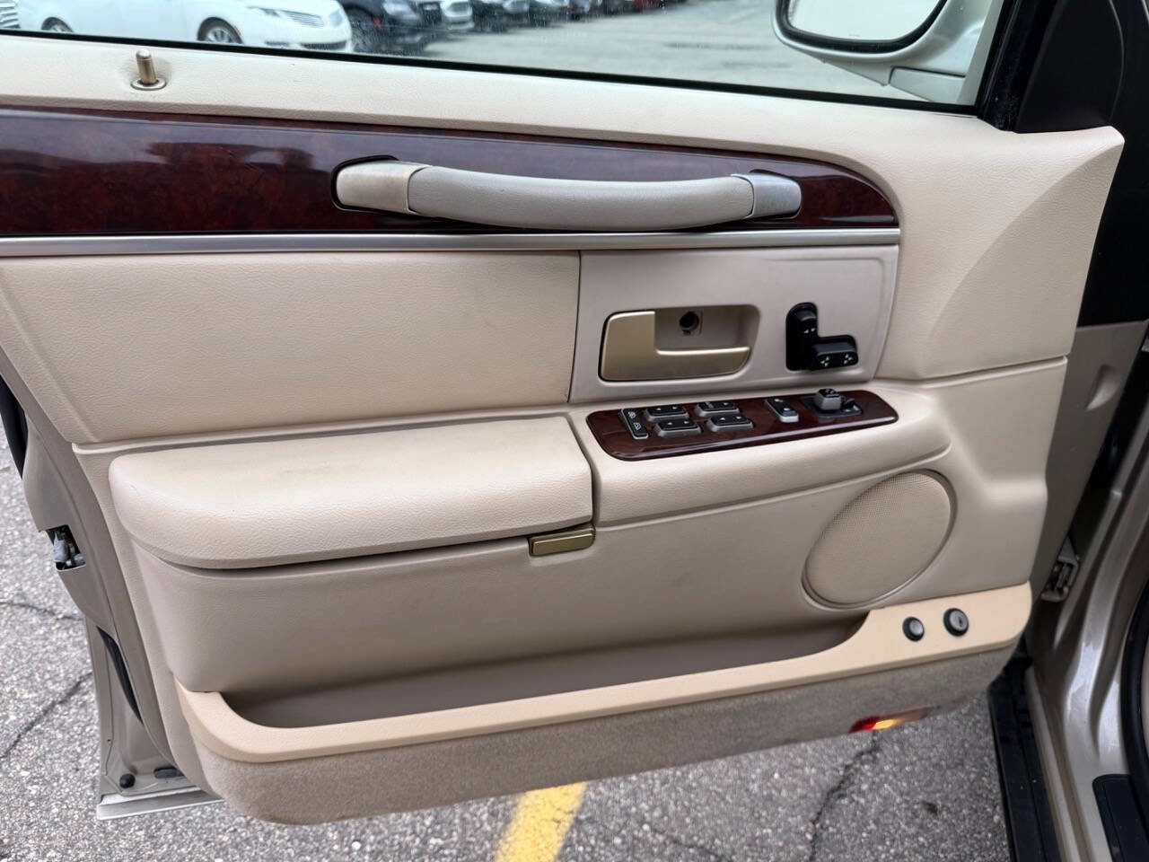 Used 2006 Lincoln Town Car Signature image 10