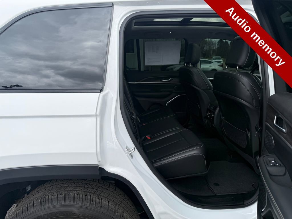 Used 2023 Jeep Grand Cherokee Limited w/ Black Appearance Package AWD/4WD image 40