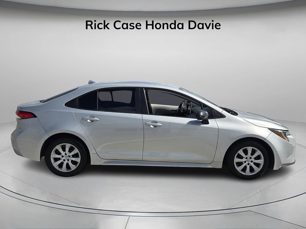 Used 2020 Toyota Corolla LE image 3
