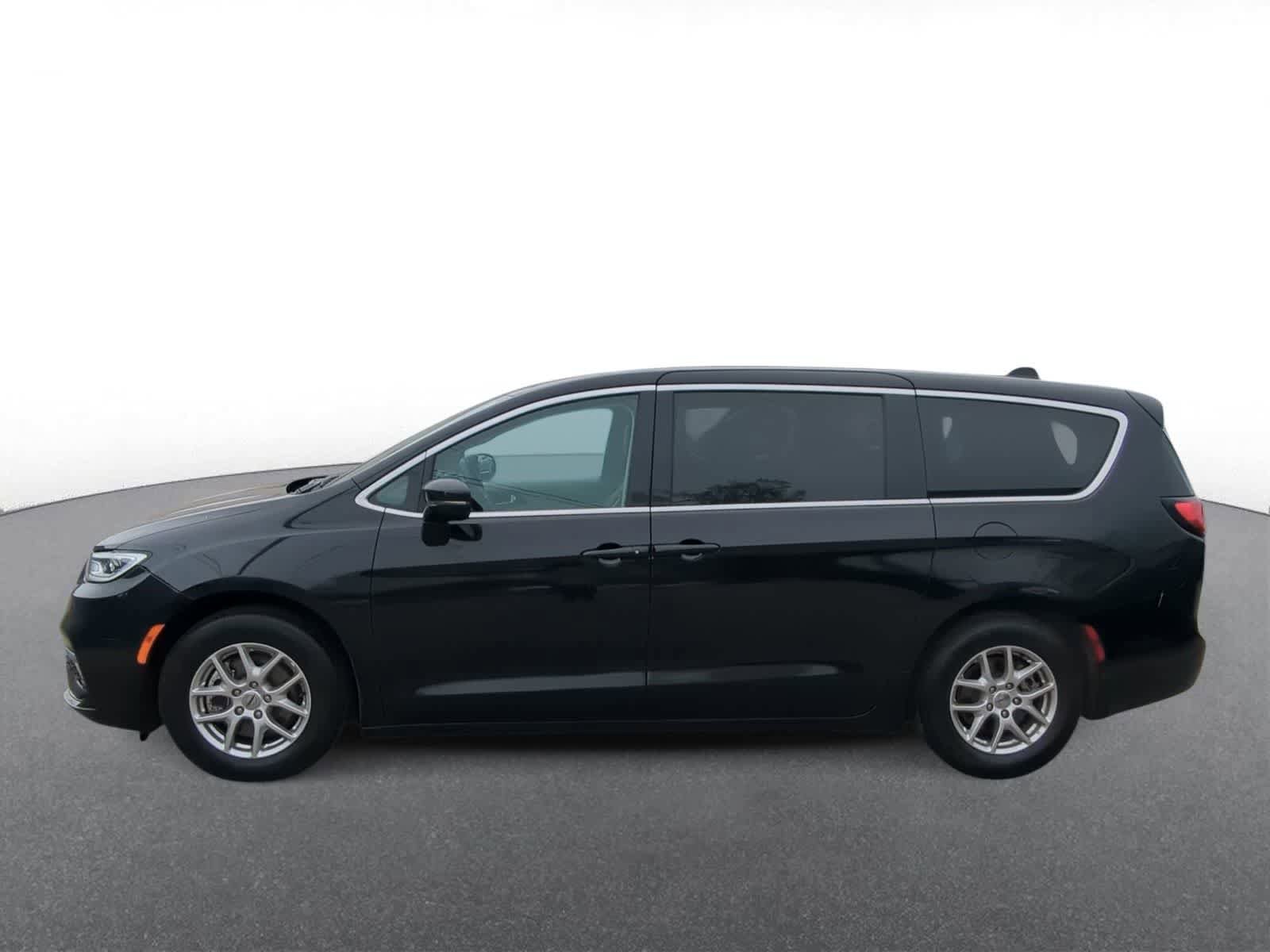 Used 2024 Chrysler Pacifica Touring-L FWD image 5