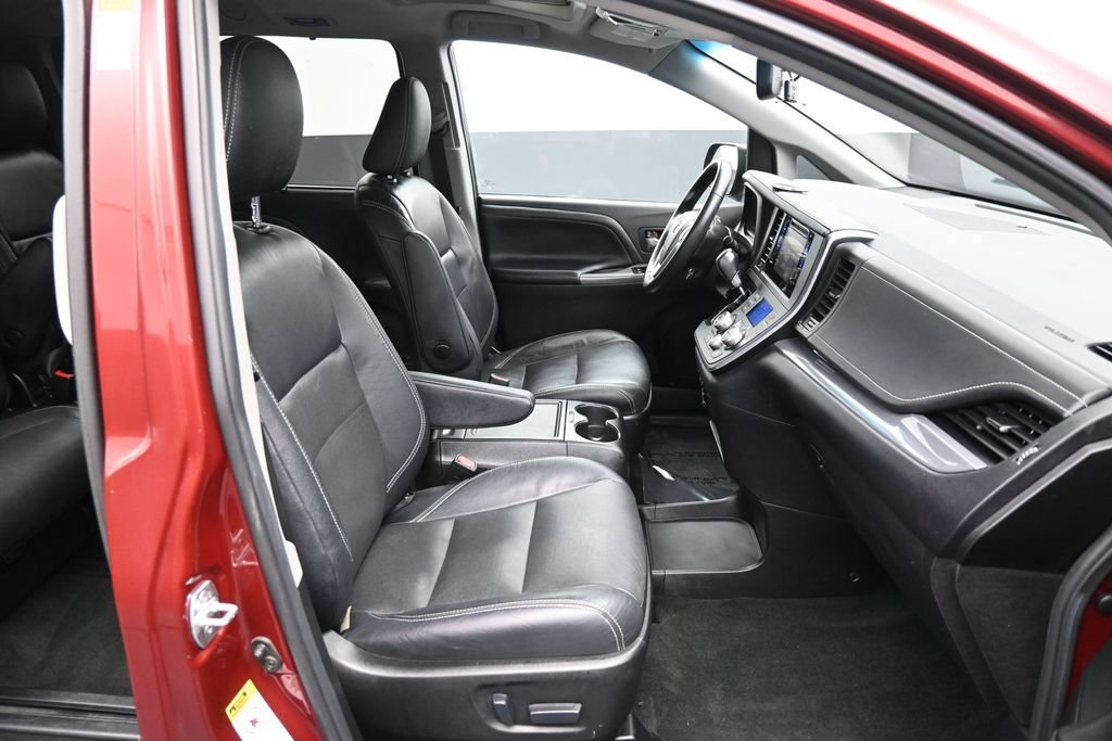 Used 2017 Toyota Sienna SE FWD image 27