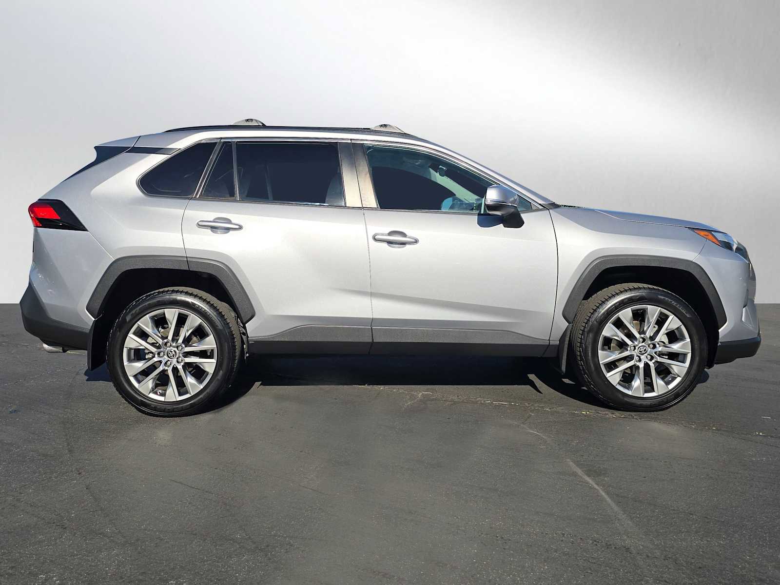 Used 2022 Toyota RAV4 XLE Premium image 2