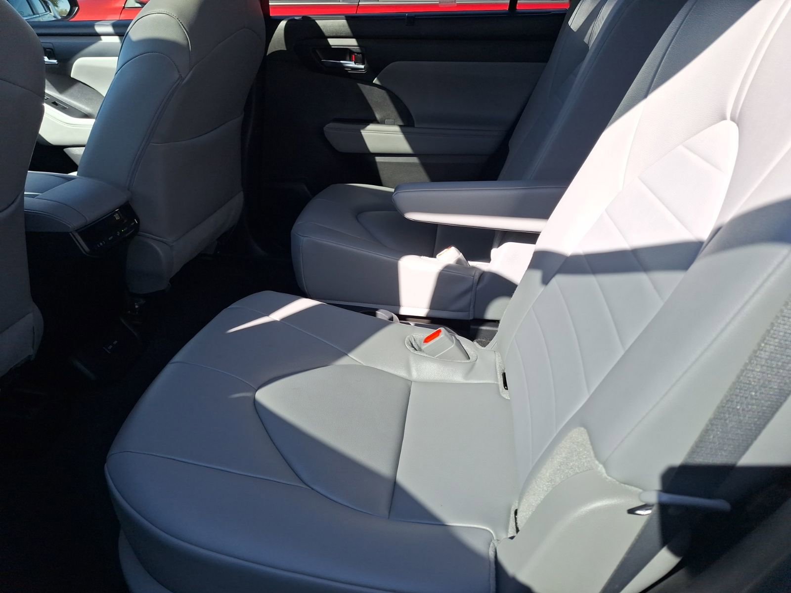 Used 2024 Toyota Highlander XLE FWD image 31