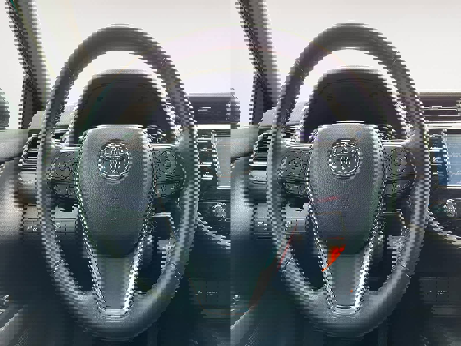 Used 2020 Toyota Camry SE w/ Blackout Package image 17