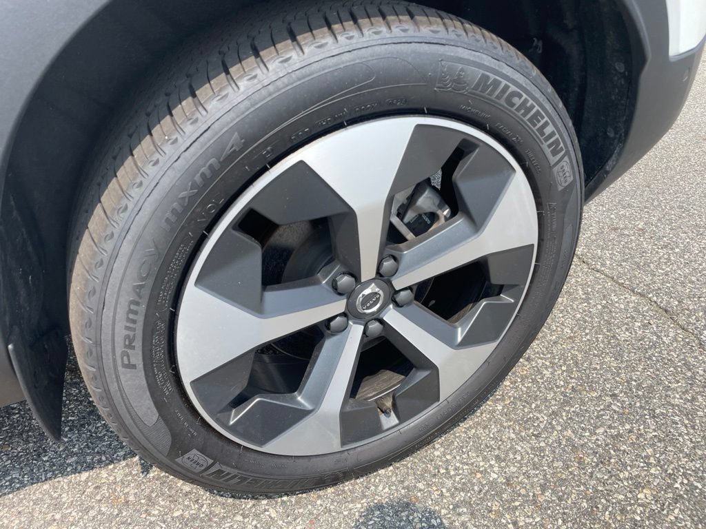 Certified 2025 Volvo XC40 B5 Plus AWD/4WD image 10