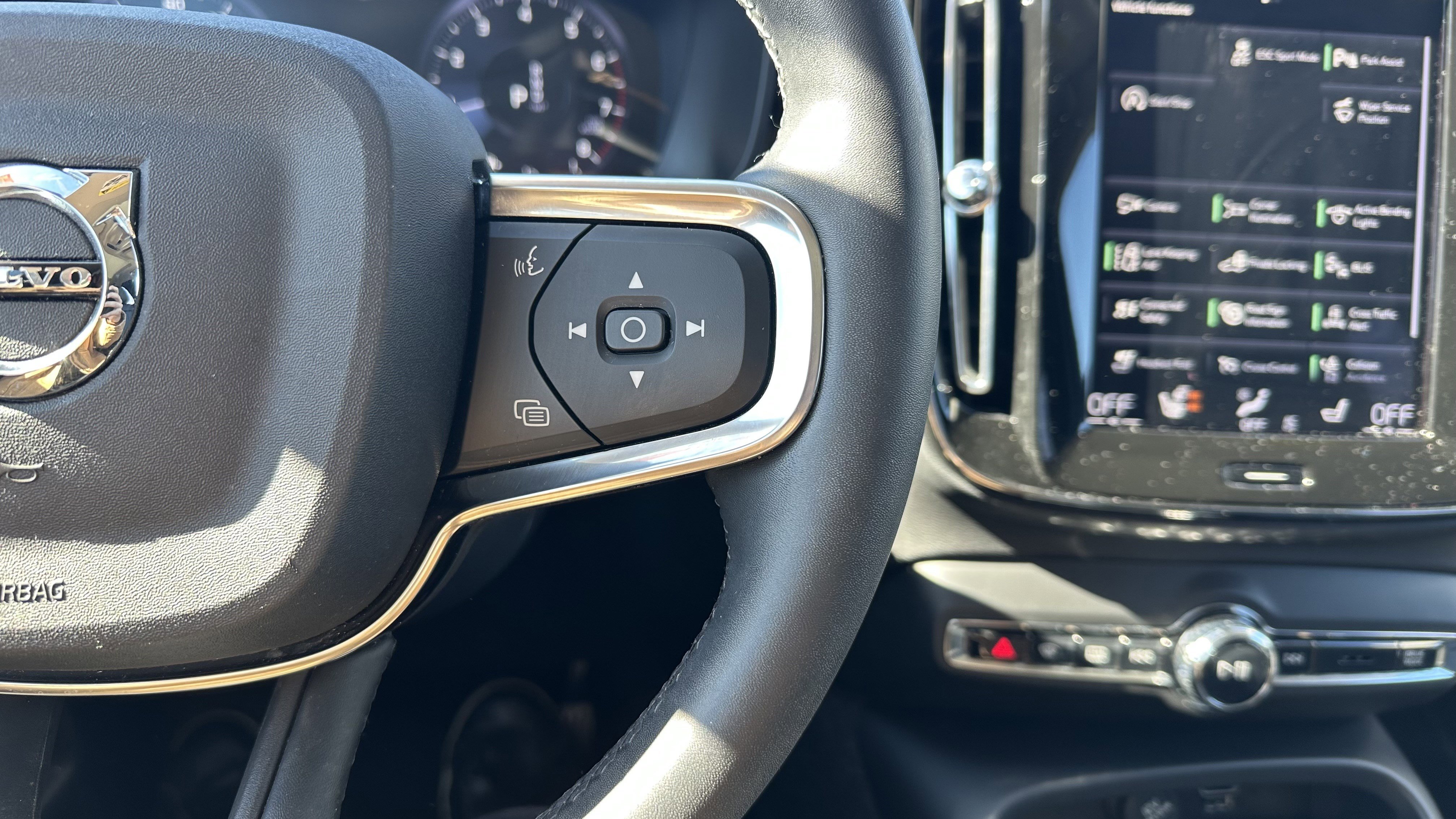 Used 2022 Volvo XC40 T5 Momentum w/ Premium Package image 21