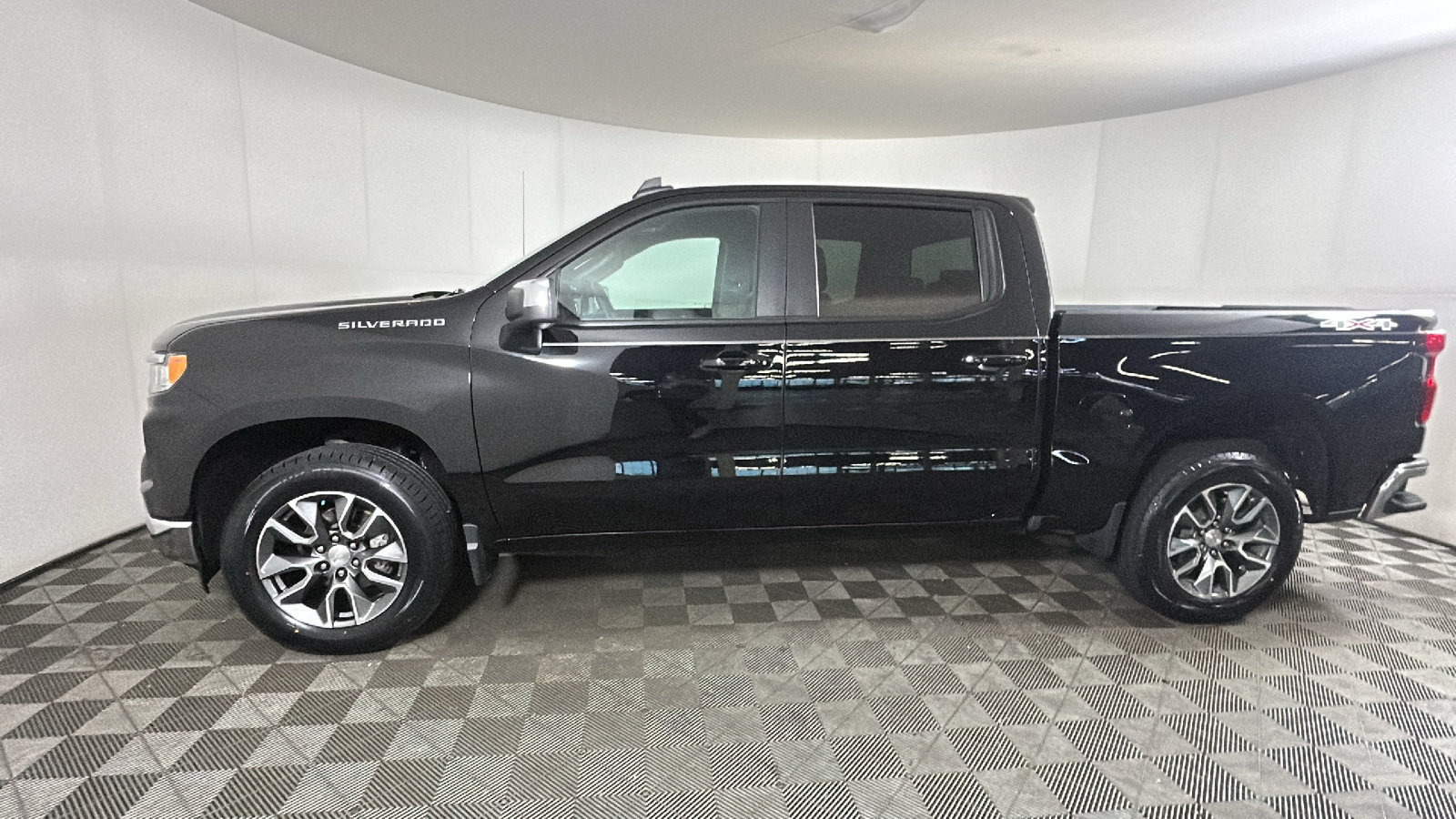 Used 2024 Chevrolet Silverado 1500 LT AWD/4WD image 6
