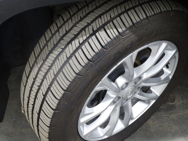 Used 2019 Jeep Cherokee Latitude w/ Popular Appearance Group image 40