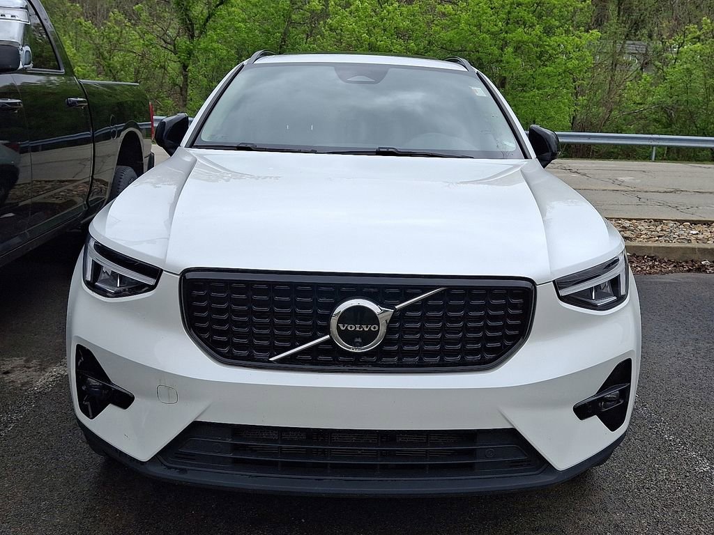 Used 2023 Volvo XC40 B4 Ultimate FWD image 2
