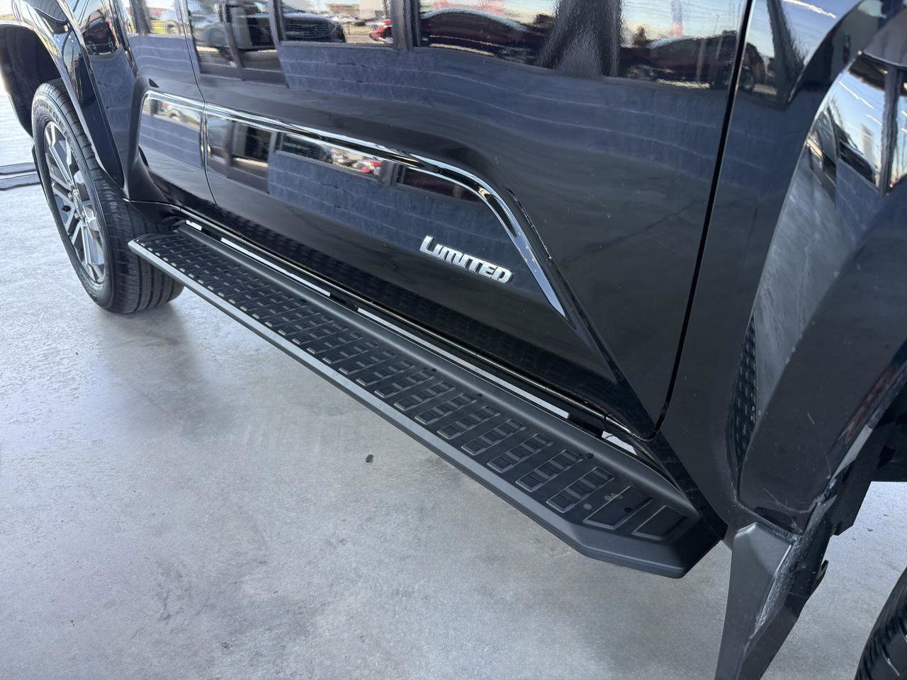 Used 2025 Toyota 4Runner Limited AWD/4WD image 5