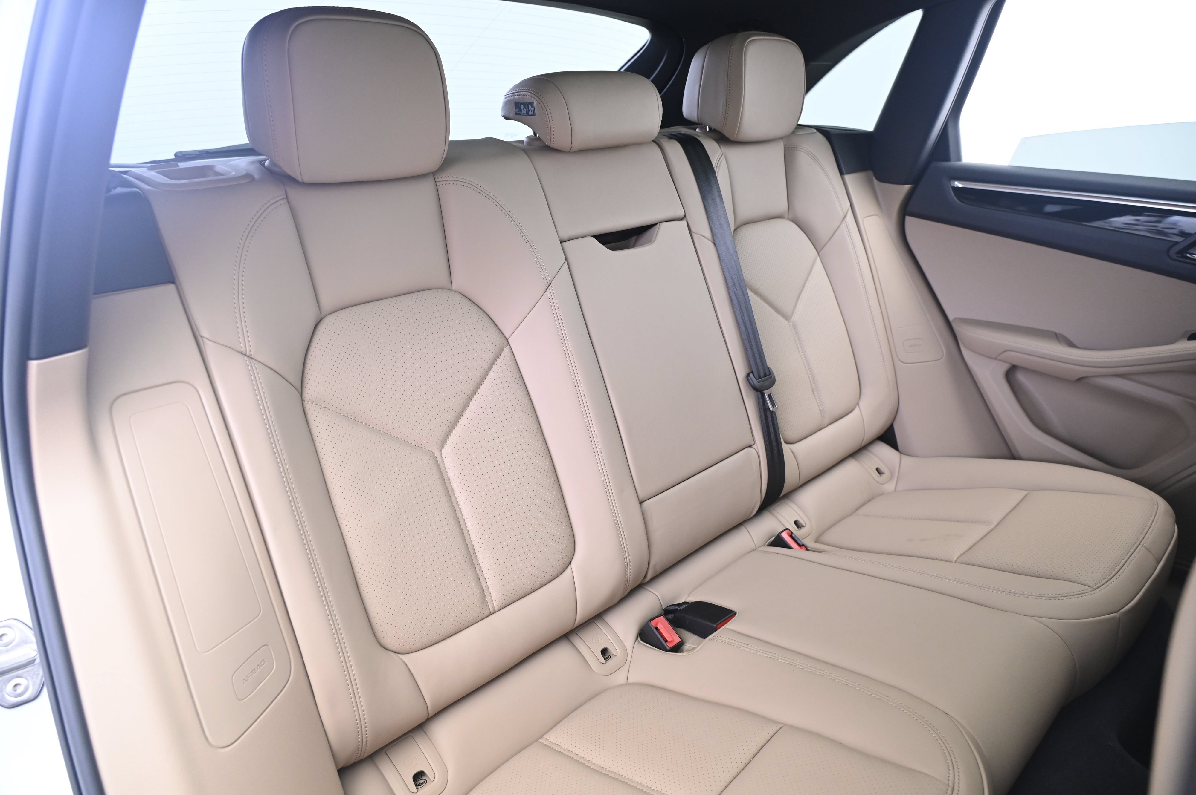 Certified 2024 Porsche Macan AWD/4WD image 19