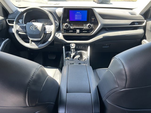 Certified 2025 Toyota Highlander XLE image 19