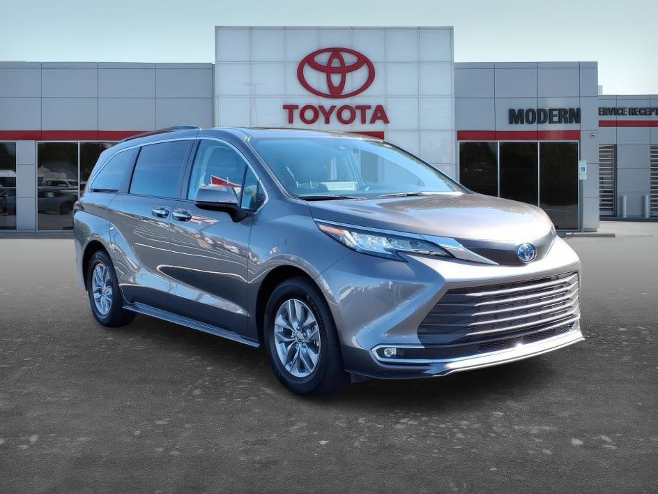 Certified 2023 Toyota Sienna XLE image 8