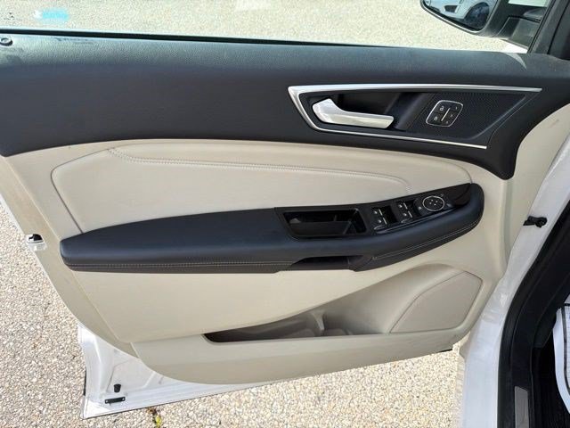Used 2018 Ford Edge Titanium w/ Equipment Group 301A AWD/4WD image 10