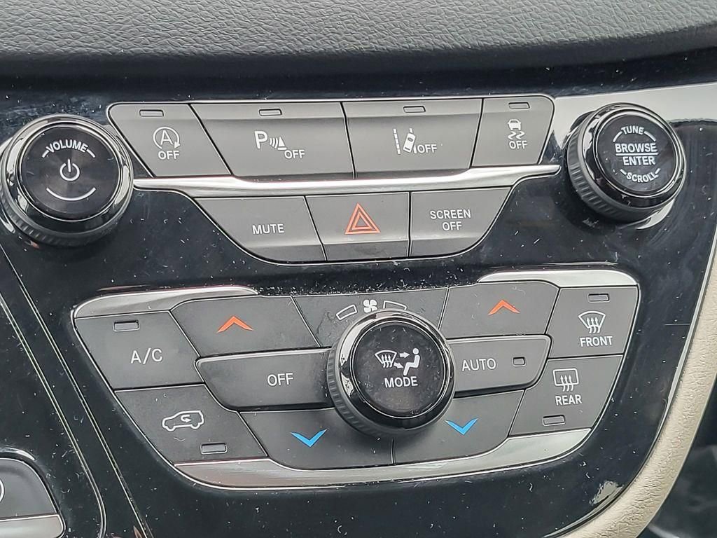 Used 2023 Chrysler Pacifica Touring-L image 16