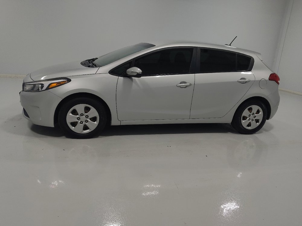 Used 2017 Kia Forte LX image 2