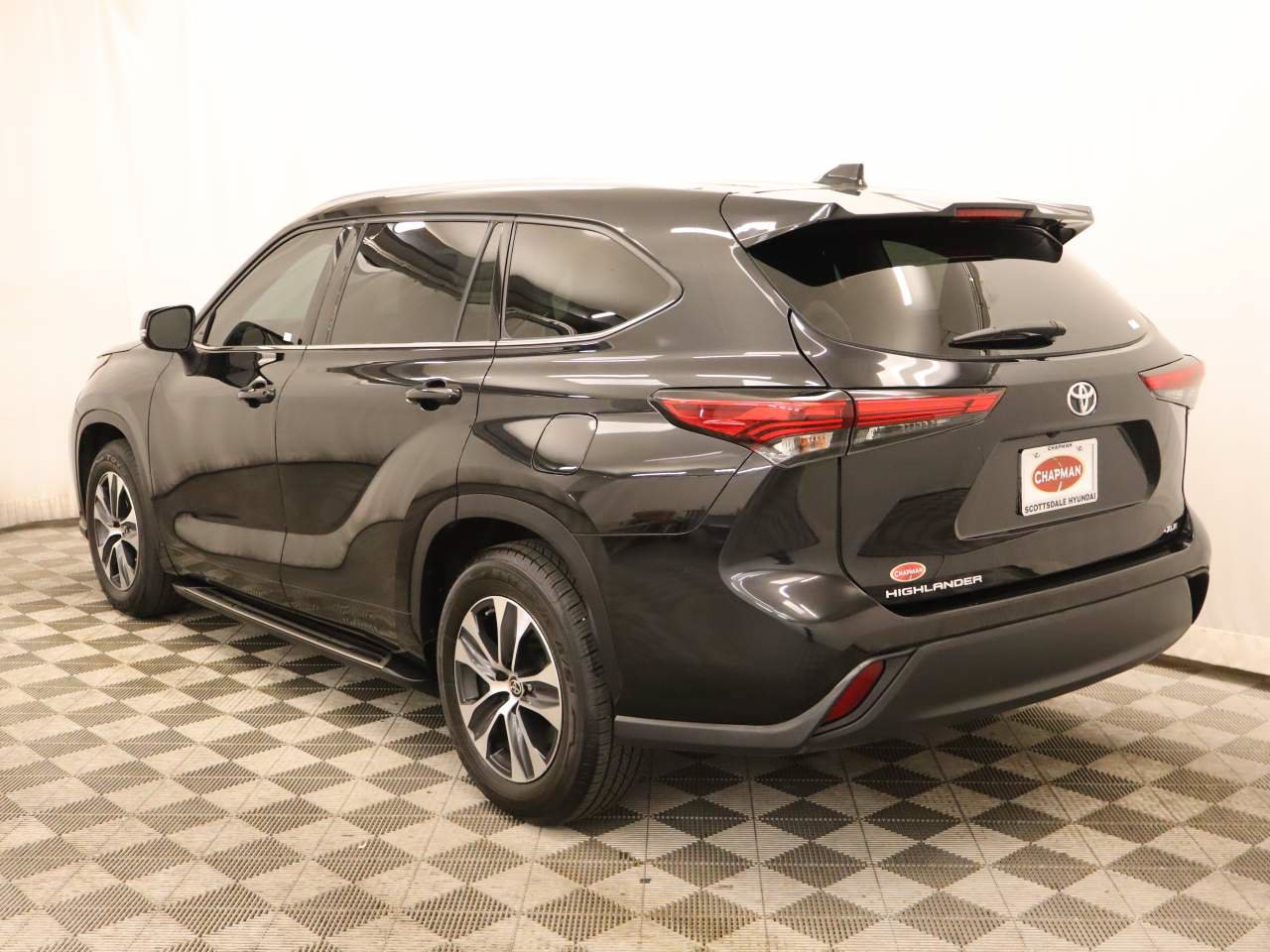 Used 2021 Toyota Highlander XLE FWD image 3
