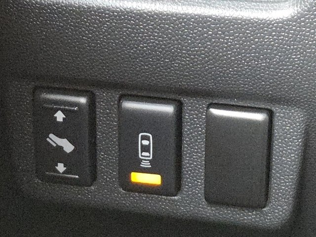 Used 2012 Nissan Titan SV w/ SV Premium Utility Pkg image 4