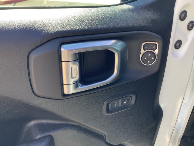 Used 2025 Jeep Wrangler Unlimited Rubicon w/ Convenience Group AWD/4WD image 10