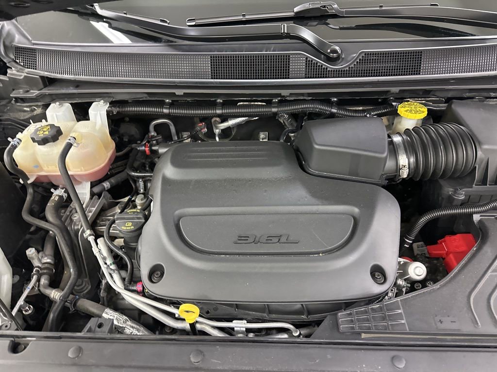 Used 2022 Chrysler Pacifica Limited w/ Uconnect Theater Family Group image 18