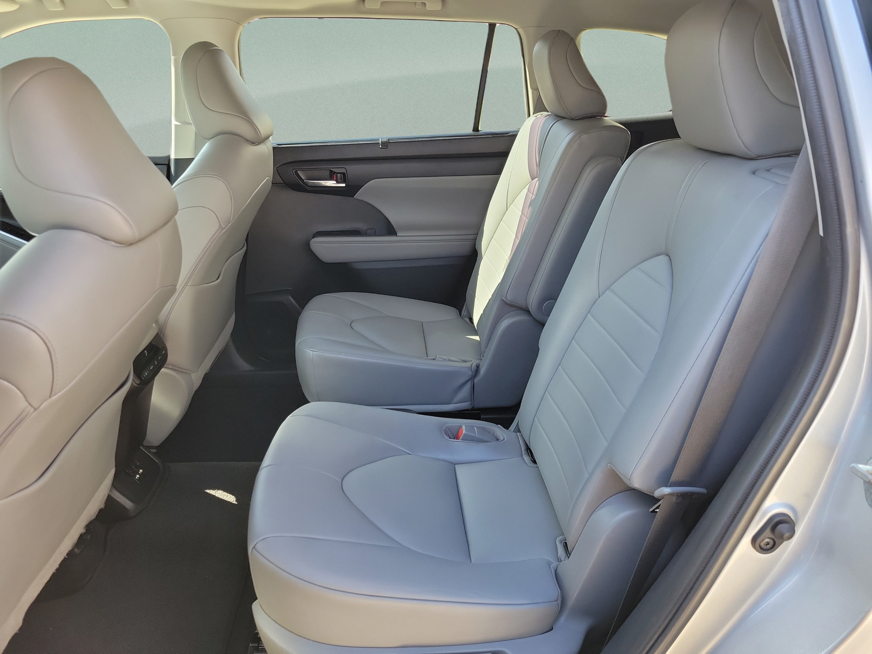 Used 2021 Toyota Highlander XLE FWD image 23