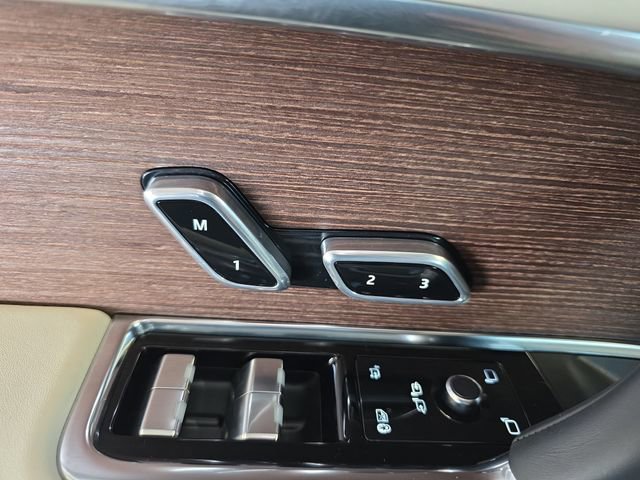Used 2025 Land Rover Range Rover SE AWD/4WD image 28