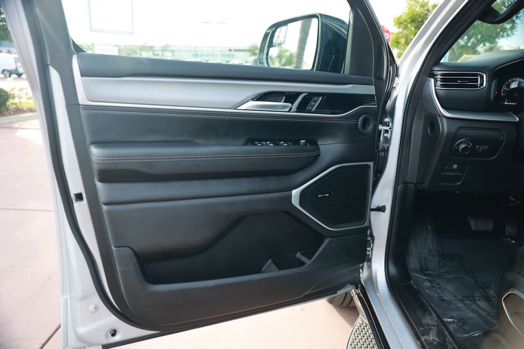 New 2026 Jeep Grand Wagoneer L 2WD w/ 8-Passenger Seating Package image 13