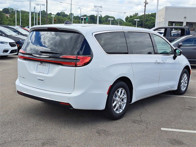 New 2026 Chrysler Pacifica Select image 4