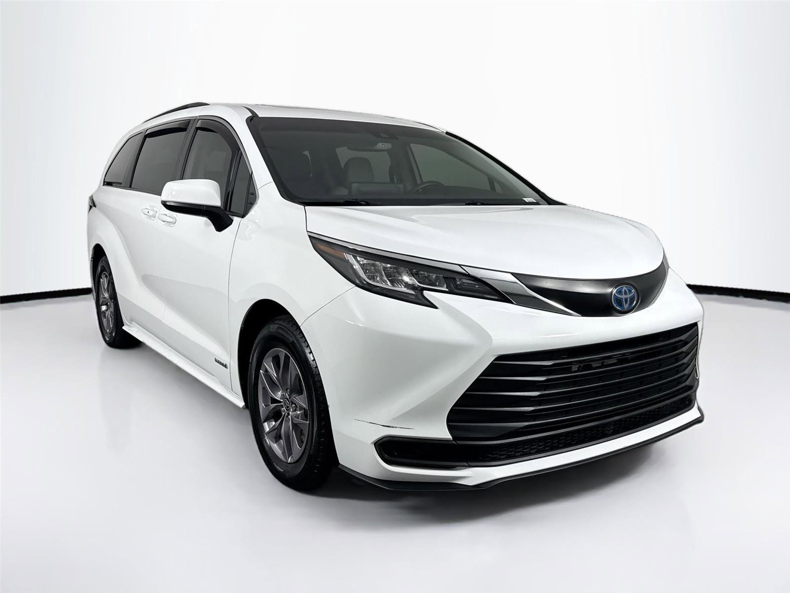 Used 2021 Toyota Sienna LE w/ LE Plus Package image 4