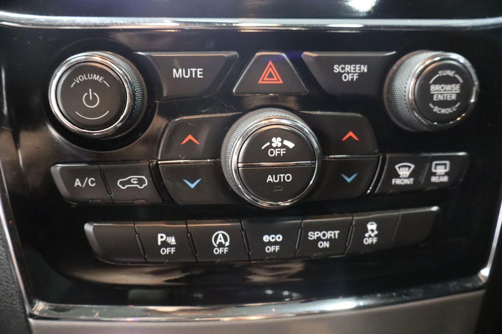 Used 2019 Jeep Grand Cherokee Limited image 25