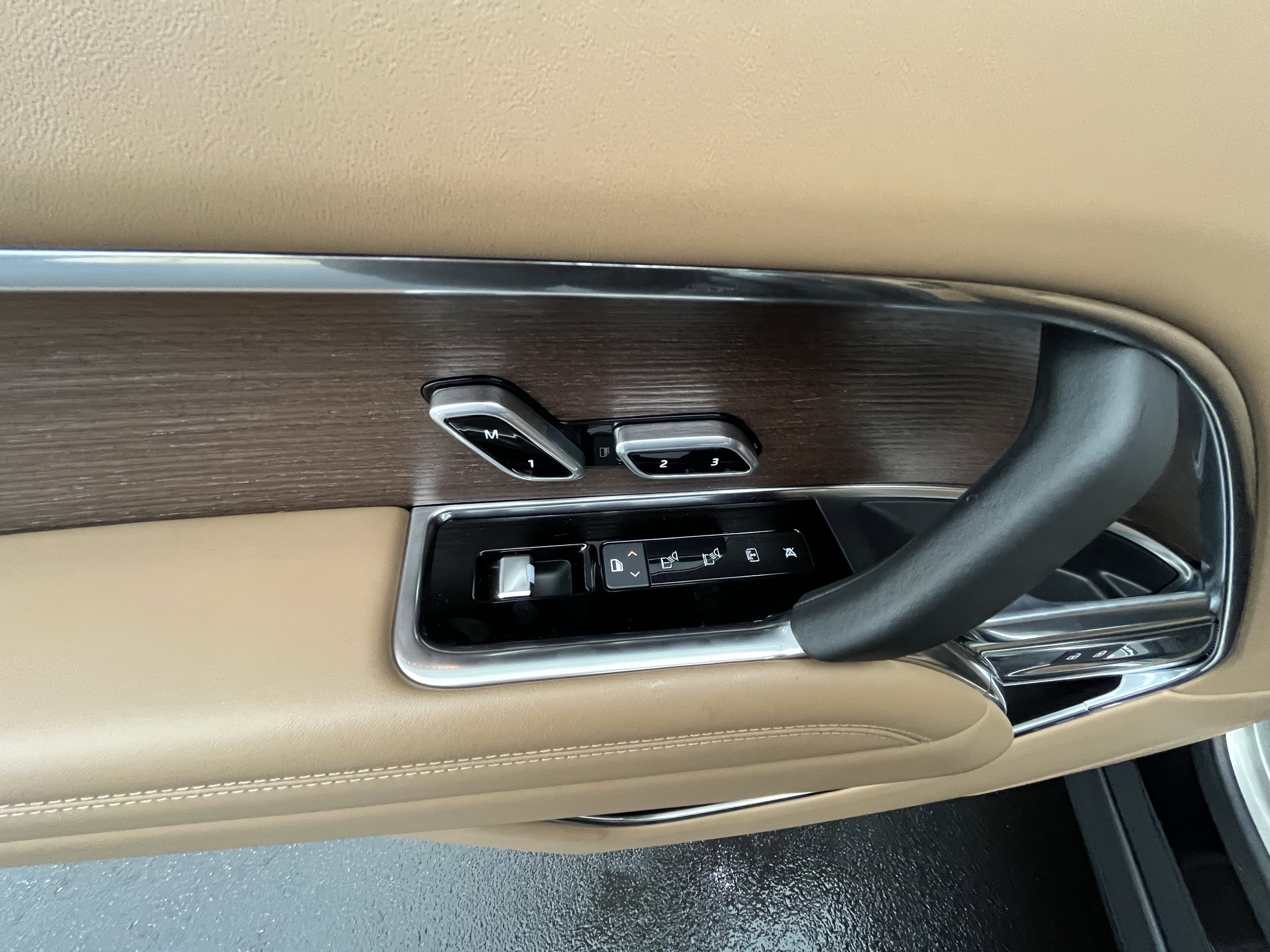 Used 2025 Land Rover Range Rover Long Wheelbase SE image 23