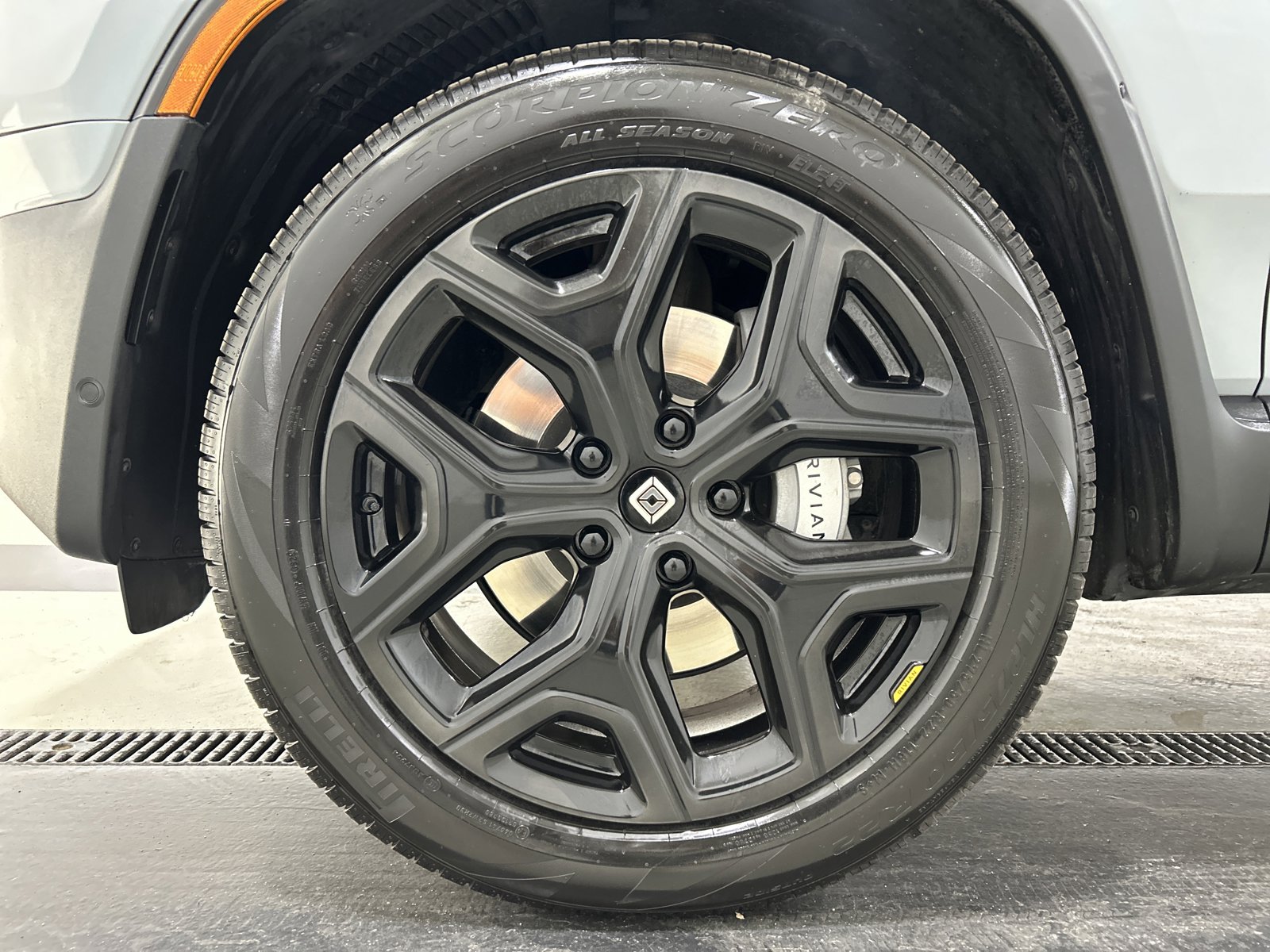 Used 2023 Rivian R1S Adventure image 9