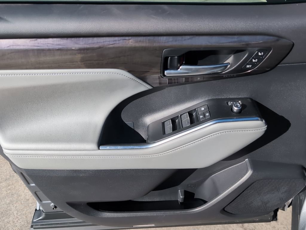 Used 2026 Toyota Highlander Limited image 10