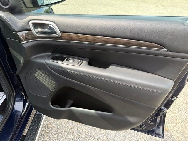 Used 2018 Jeep Grand Cherokee Overland AWD/4WD image 16