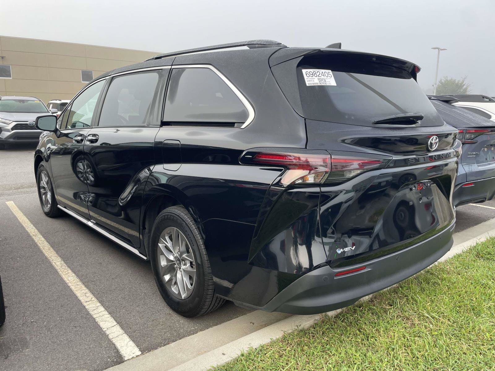 Used 2026 Toyota Sienna XLE FWD image 3